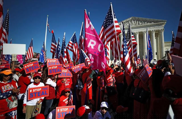 Người ủng hộ mang theo cờ và các khẩu hiệu ủng hộ Tổng thống Trump tập trung tại quảng trường Freedom Plaza và diễu hành qua trụ sở Tòa án Tối cao. Ước tính, khoảng 10.000 người đã tham gia cuộc tuần hành.