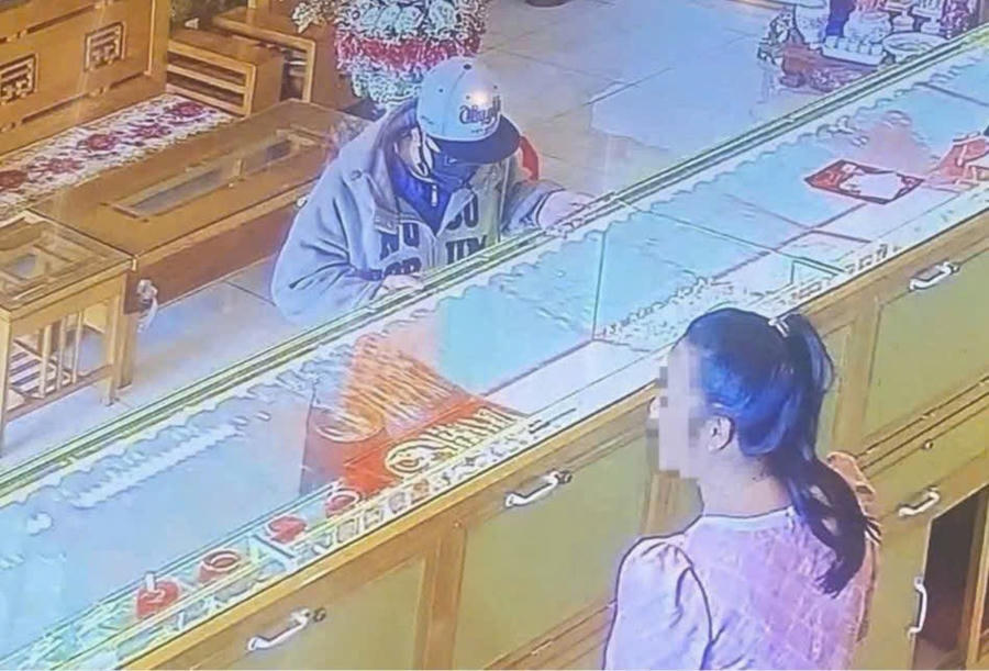 Đối tượng giả vờ mua hàng rồi ra tay cướp vàng. Ảnh: Công an Lâm Đồng