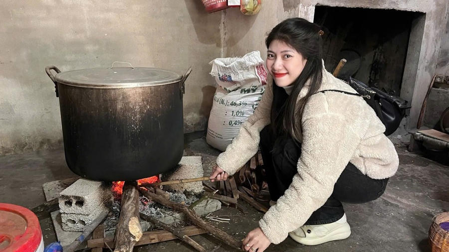 Tìm hơi ấm bên bếp lửa nấu bánh chưng.