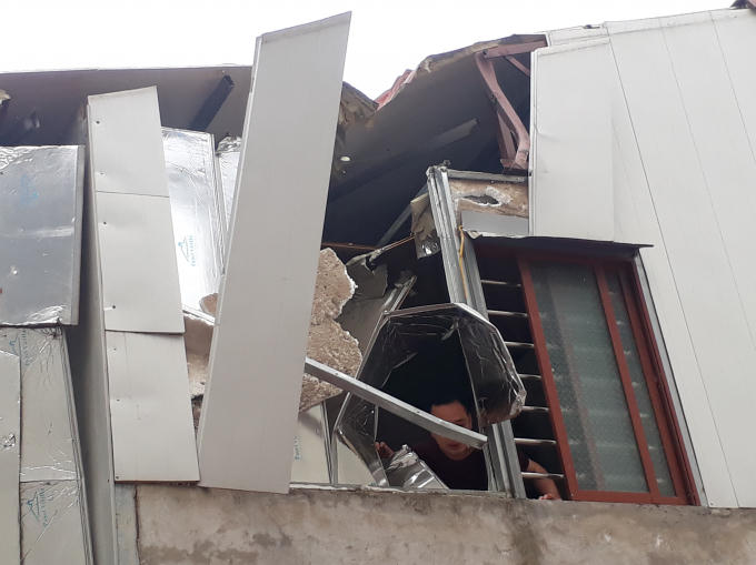 Hư hỏng biển quảng cáo, cũng như làm vỡ kính một số hộ gia đình...