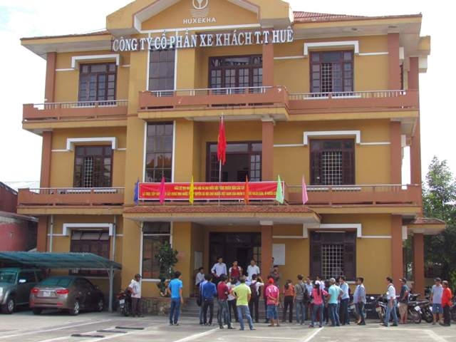Nhiều tài xế kéo đến Công ty CP xe khách Thừa Thiên Huế phản đối chính sách của đơn vị này.