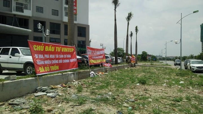Cư dân Happy Star Long Biên tiếp tục căng băng rôn phản đối chủ đầu tư.