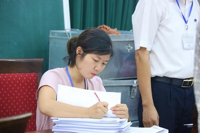 Cán bộ làm phiếu chấm điểm. Ảnh: Vietnamnet
