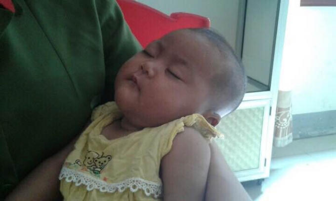 Bé gái mới 4 tháng tuổi bị Sang đưa ra Bắc Giang để giao cho các đối tượng buôn người đang được chăm sóc tại Công an huyện Diễn Châu.