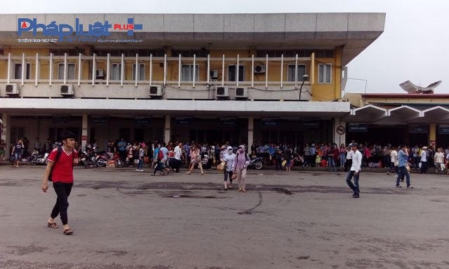 Để tránh nắng nóng, nhiều người lựa chọn lúp dưới mái của nhà chờ để đợi xe.