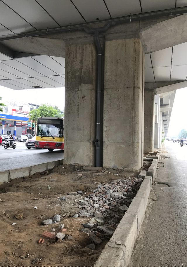 Phần hè đường dưới một ga trên đường Nguyễn Trãi vẫn ngổn ngang gạch đá.