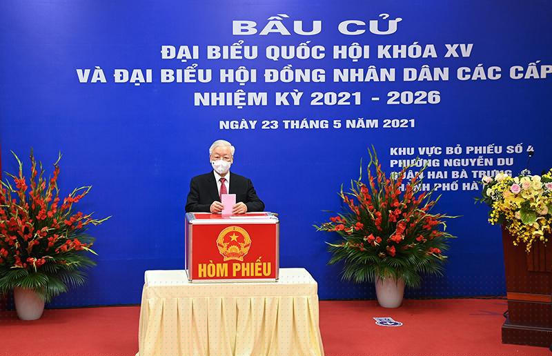 Tổng Bí thư Nguyễn Phú Trọng đi bỏ phiếu.