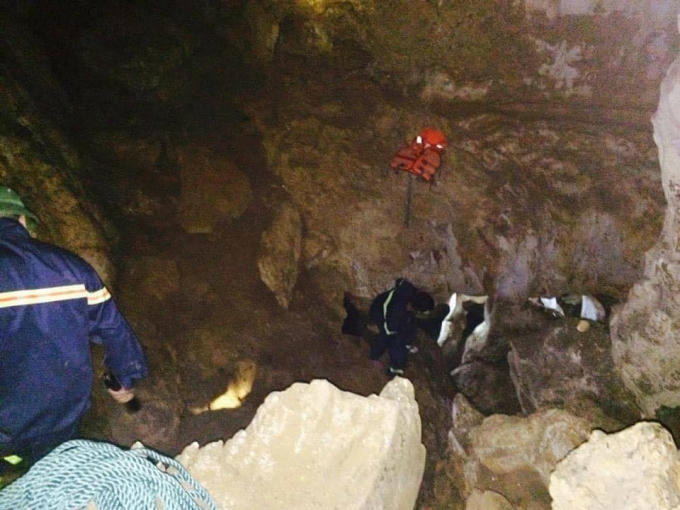 Công tác tìm kiến đang tích cực triển khai dưới hang sâu - nơi 1 người dân xấu số chẳng may trượt chân rơi xuống.