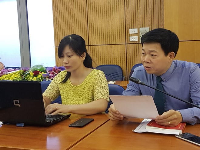 TS Trần Văn Dũng (bên phải) đang trả lời câu hỏi của độc giả.