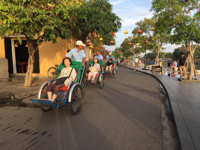 Du khách thăm quan tại khu vực phố cổ Hội An.