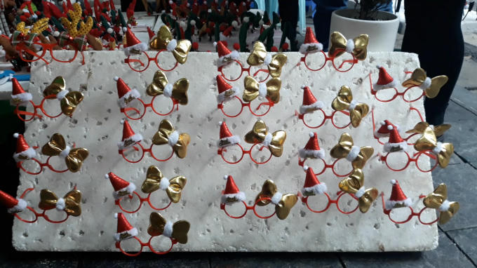 Những chiếc kính được trang trí với mũ của ông già Noel và nơ.