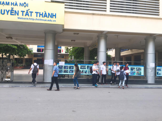 Các thí sinh tiến vào bên trong điểm thi.