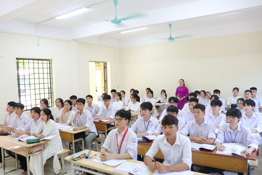 Học sinh trường THPT Vị Xuyên hào hứng ứng dụng AI trong học tiếng Anh.