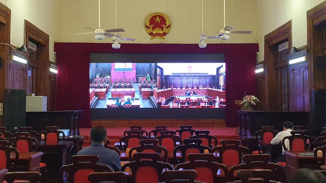Báo giới được bố trí riêng 1 phòng để theo dõi nội dung phán quyết của Hội đồng thẩm phán phiên tòa giám đốc thẩm qua màn hình.