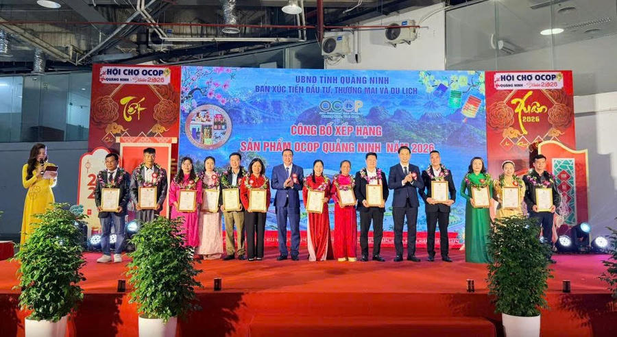 Ban Chỉ đạo OCOP tỉnh trao giấy chứng nhận xếp hạng cho sản phẩm OCOP.