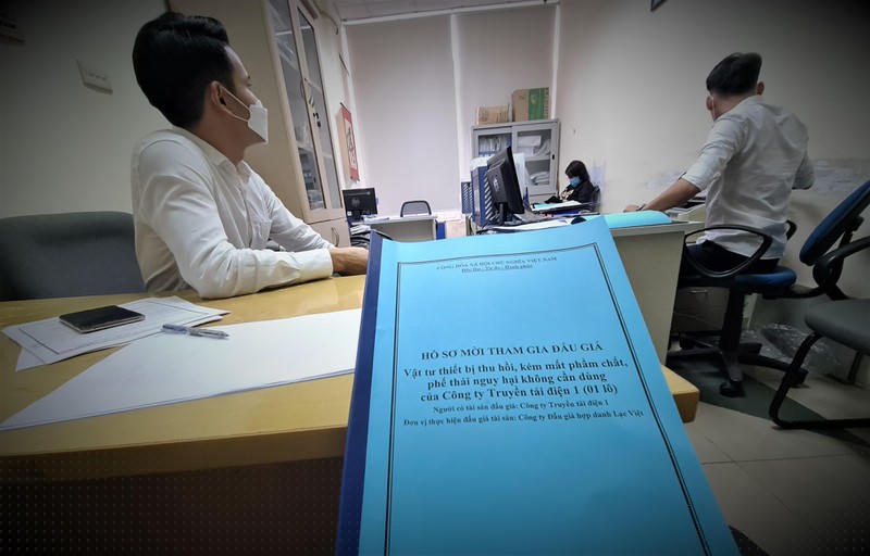 Nhiều khách hàng không thể mua hồ sơ đấu giá lô tài sản phế liệu vì Công ty Lạc Việt đưa ra điều kiện phải có đầy đủ các loại giấy phép xử lý chất thải nguy hại