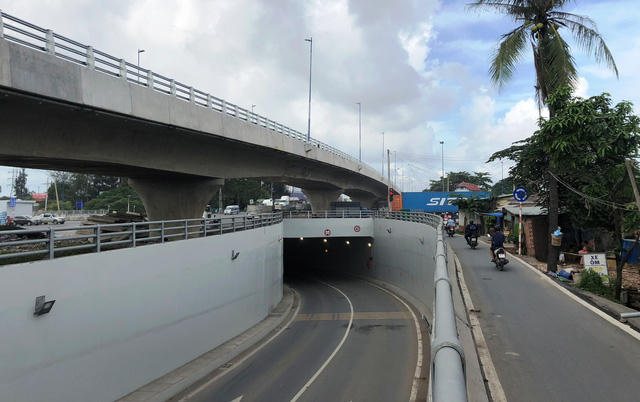 Cầu vượt tr&ecirc;n V&agrave;nh đai 2 v&agrave; kết hợp với hạng mục hầm chui rẽ tr&aacute;i đ&atilde; được th&ocirc;ng xe v&agrave;o th&aacute;ng 2/2018 sẽ tạo được hướng lưu th&ocirc;ng th&ocirc;ng suốt cho c&aacute;c loại phương tiện.