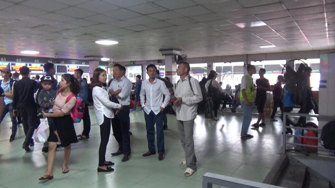 Dòng người chờ trước các quầy vé để mua cho mình tấm vé về quê nghỉ lễ.