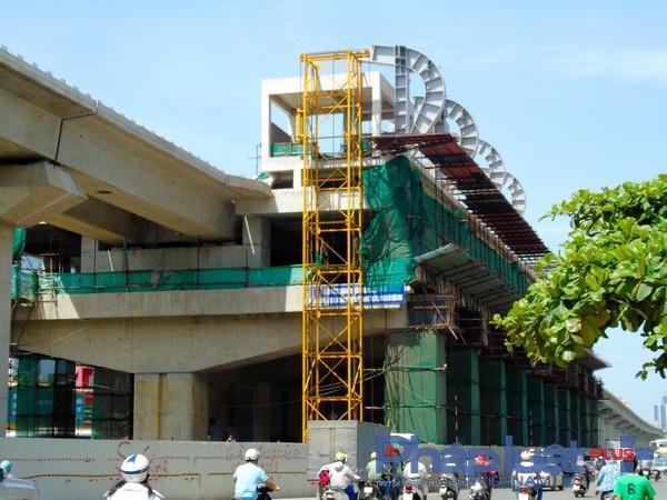 Ga Đại học Quốc gia dự kiến hoàn thành trước ngày 18/5/2016 nhưng đến nay vẫn chưa hoàn thành.