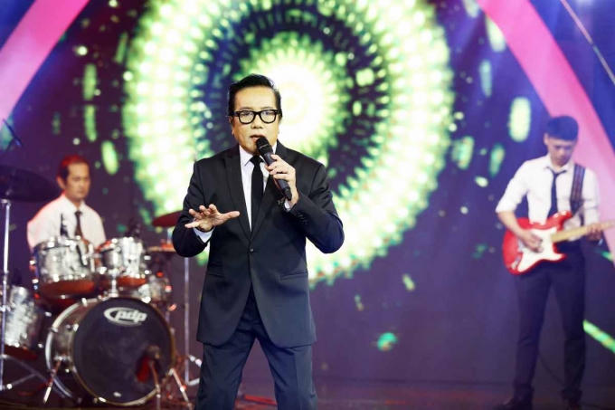 Elvis Phương hát tưởng nhớ những người bạn cũ trong ban nhạc Phượng Hoàng lừng lẫy một thời