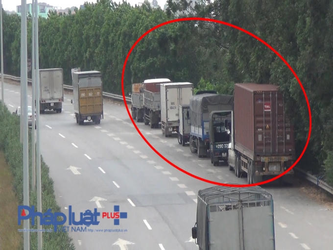 B&aacute;o động t&igrave;nh trạng đỗ xe tr&aacute;i quy định tr&ecirc;n Quốc lộ 18