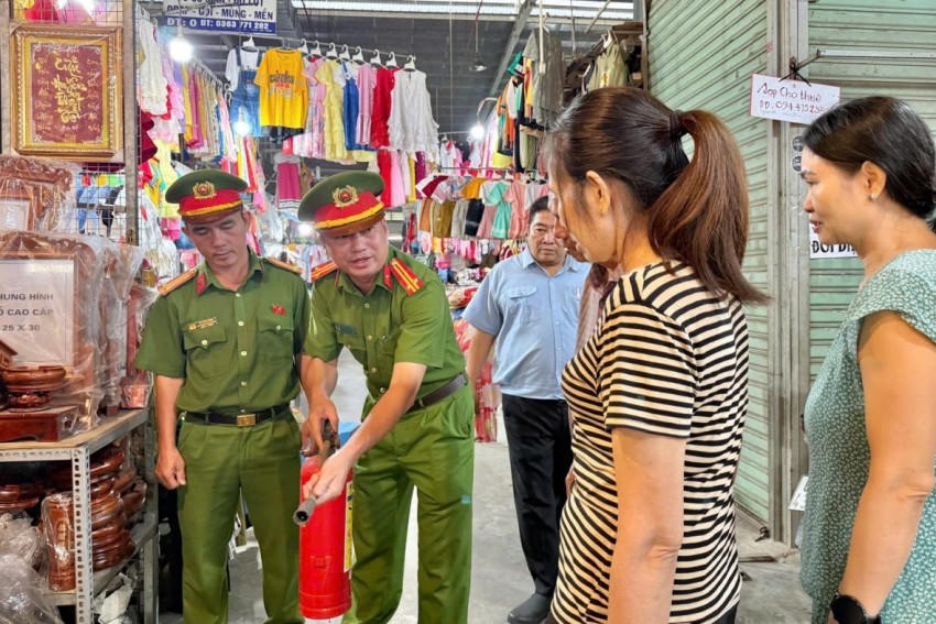 Công an đẩy mạnh tuyên truyền, hướng dẫn và kiểm tra PCCC tại chợ truyền thống.