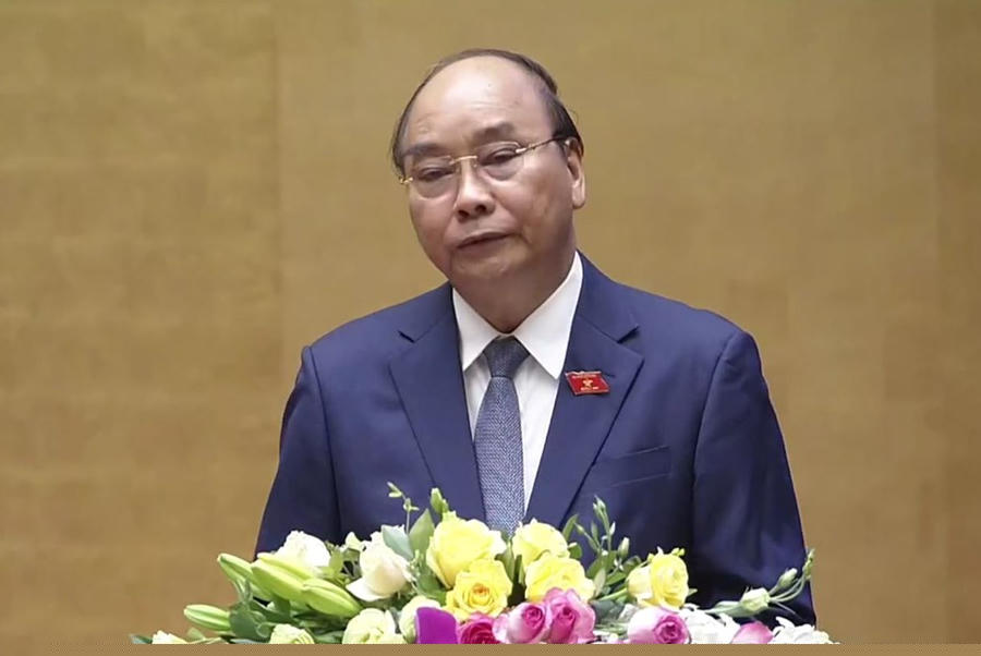 Thủ tướng Nguyễn Xuân Phúc trình bày báo cáo trước Quốc hội. Ảnh VGP