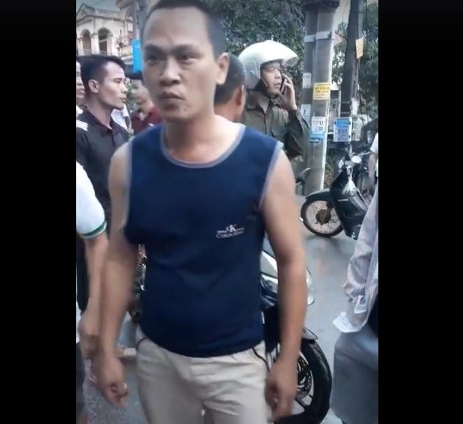 Một trong những nhân chứng kể lại sự việc. Ảnh cắt từ clip.