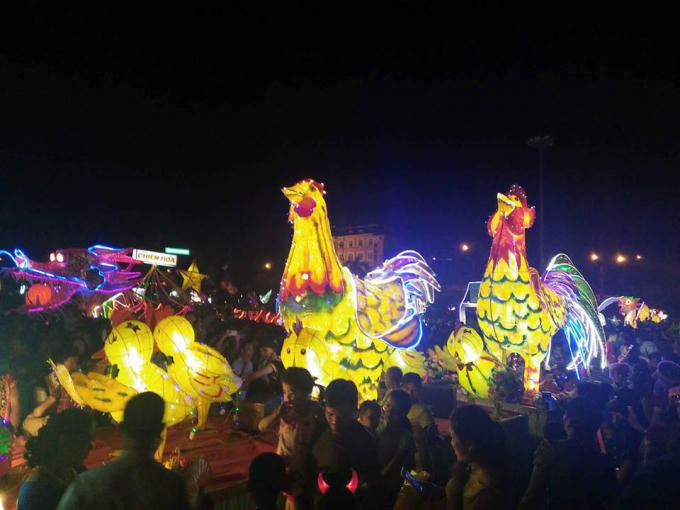 Thành phố Tuyên Quang rực rỡ với những lồng đèn khổng lồ