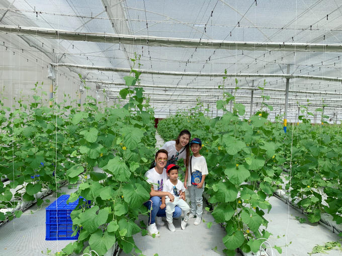 “Nhiều bố mẹ nghĩ đi du lịch cùng con khi con còn nhỏ thì không được thoải mái, vất vả. Tuy nhiên thông qua các chuyến đi, tôi thấy mình có cơ hội rèn con tính tự lập, tự sắp xếp hành lý tư trang, tự ăn, tự ngủ, bố mẹ cũng nhàn đấy chứ. Quan trọng là cách chúng ta tạo cho con cơ hội và động viên con thực hiện. Thông qua các chuyến đi, ngoài chuyện lưu giữ được hình ảnh của cả gia đình, thì các bậc bố mẹ cũng có cơ hội chụp nhiều hình "sống ảo" cho nhau đấy chứ. Điều đó khiến chúng tôi thấy mình trẻ ra, sống sôi nổi và nhiều năng lượng hơn...” – hot mom Thuỷ Anh tâm sự.