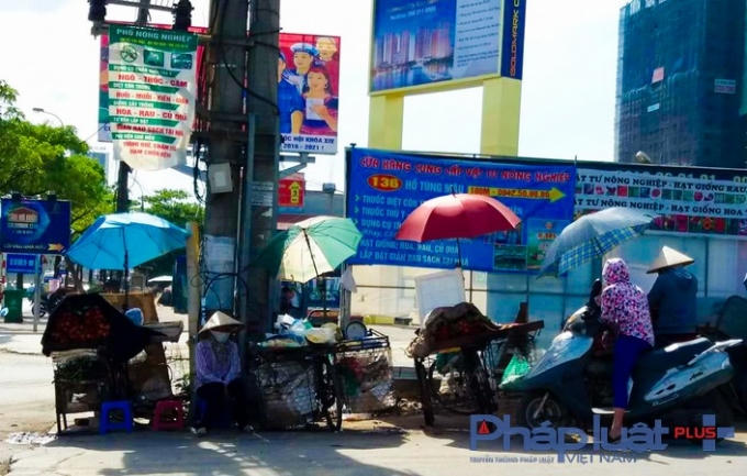 Những chiếc ô dường như quá nhỏ bé, không đủ xxeer che nắng nóng.