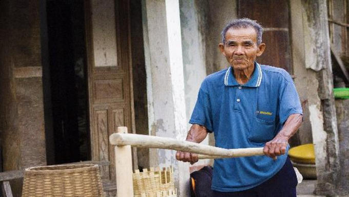 Ông Trường vận hành thử chiếc cối xay lúa vừa được đóng hoàn chỉnh.
