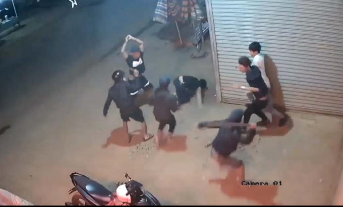 Đoạn clip ghi lại cảnh hỗn chiến.