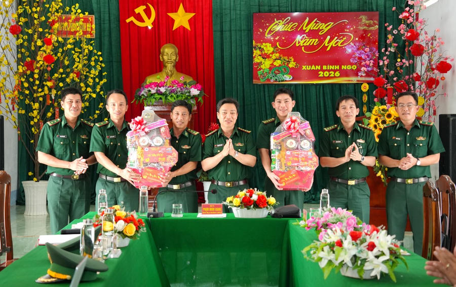 Đại tá Phạm Minh Giang – Tỉnh ủy viên, Bí thư Đảng ủy, Chính ủy Ban Chỉ huy BĐBP tỉnh Cà Mau tặng quà cho cán bộ, chiến sĩ Đồn Biên phòng Khánh Hội.