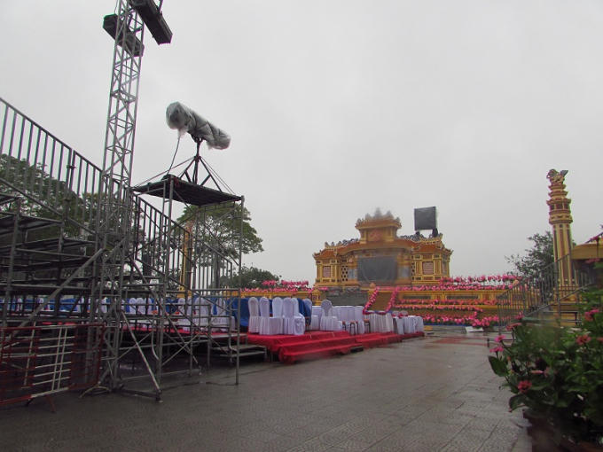 Sân khấu đã sẵn sàng cho đêm khai mạc.