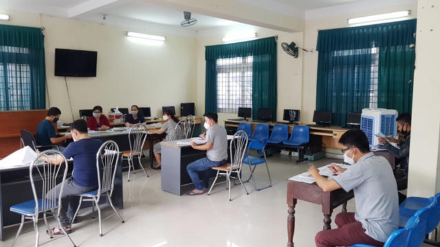 Bàn tiếp đón được đặt giãn cách.