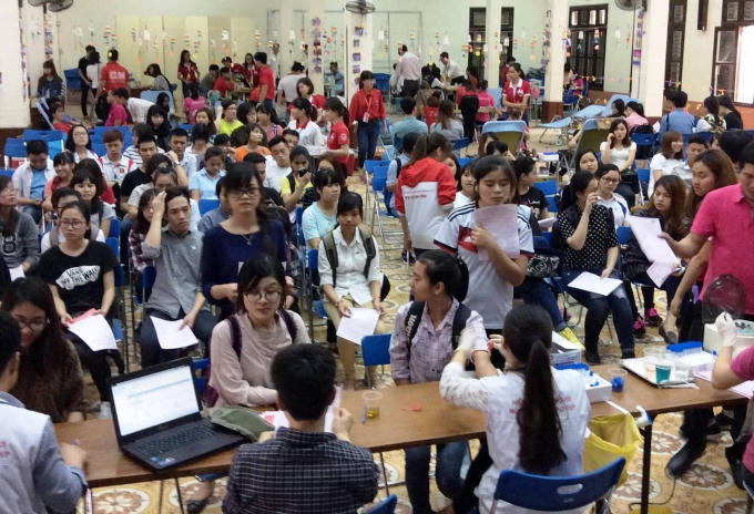 Sinh vi&ecirc;n Đại học H&agrave; Nội hăng h&aacute;i  tham gia hiến m&aacute;u cứu người