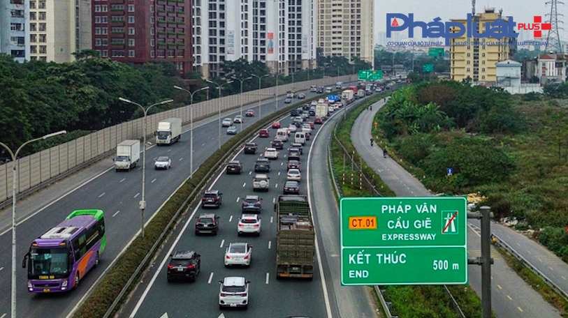 Từ trưa cùng ngày, các cửa ngõ Hà Nội bắt đầu có lượng xe tăng vọt hướng vào nội đô, do người dân quay trở lại để tiếp tục học tập, làm việc.