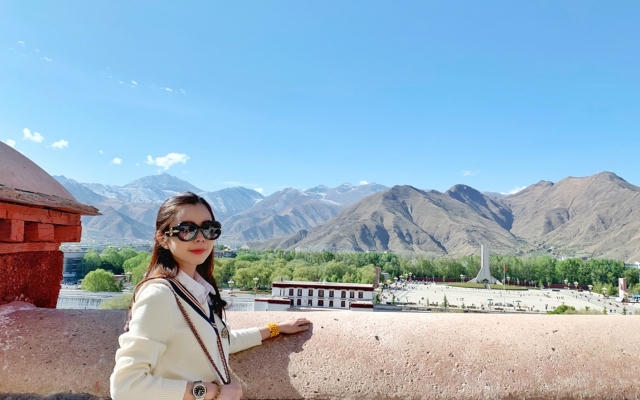 Hoa hậu Du lịch Thế giới Huỳnh Vy tập yoga giữa đất trời Tây Tạng