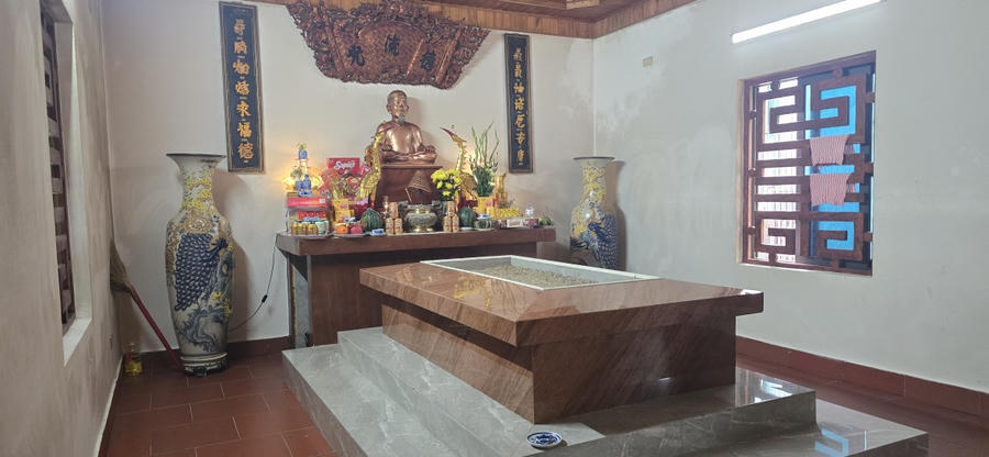 Bàn thờ Miếu Cố Tuệnh nghi ngút hương khói, ngập tràn hoa lễ trong dịp đầu xuân.