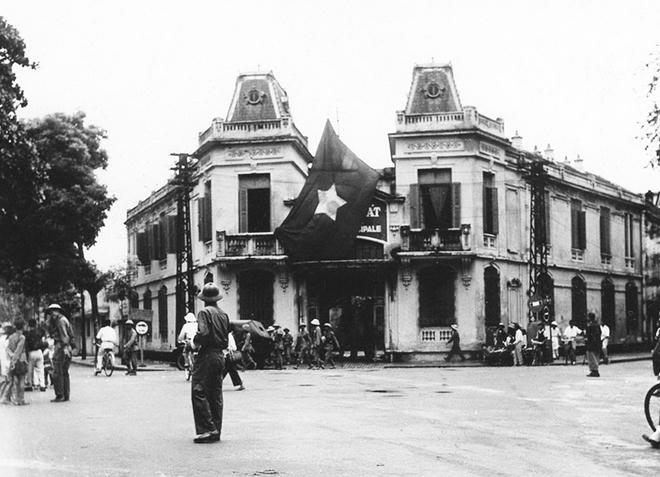 1954: Toà nhà số 2 Tràng Thi vừa được quân đội Việt Minh tiếp quản từ tay Pháp vào ngày 10-10-1954.