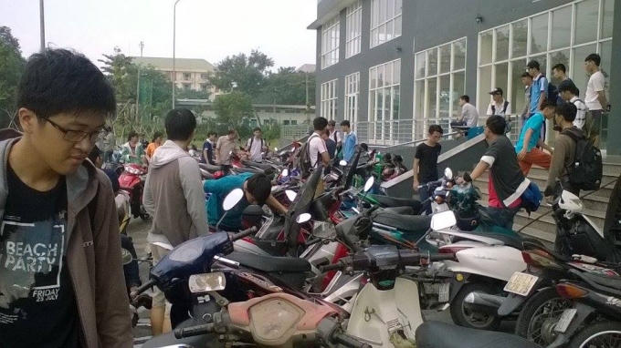 Nhiều xe máy bị hư hỏng sau vụ ngập tầng hầm KTX.