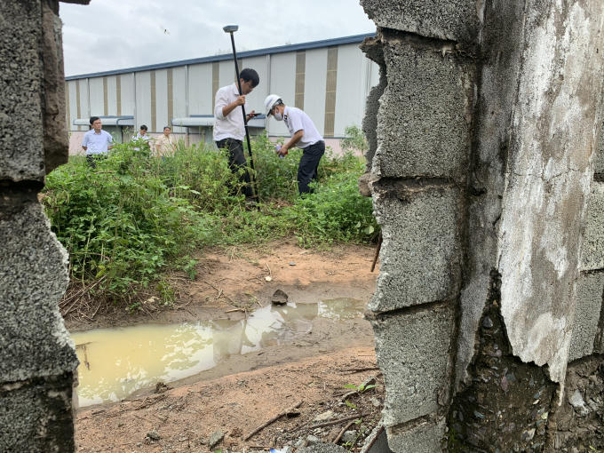 Bức tường bít lối ra con đường dân sinh của hàng chục hộ dân.