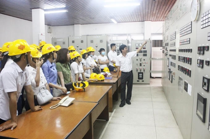 Sinh viên Đại học Công nghệ Đồng Nai tham quan nhà máy của Công ty CPHH Vedan Việt Nam.