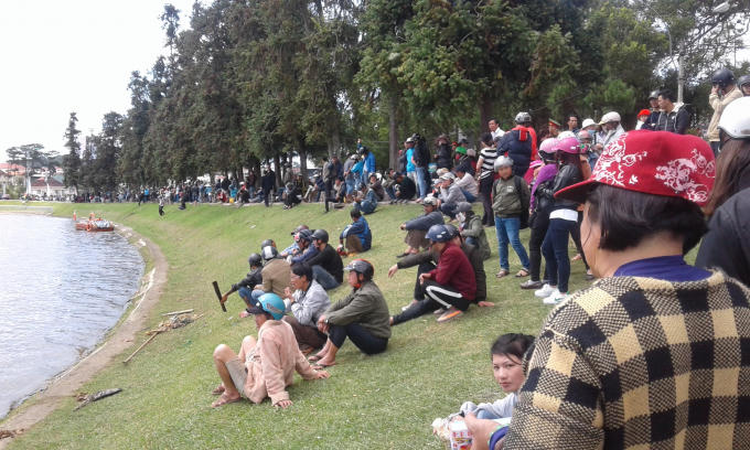 Người dân tập trung hiếu kỳ đứng theo dõi sự việc.