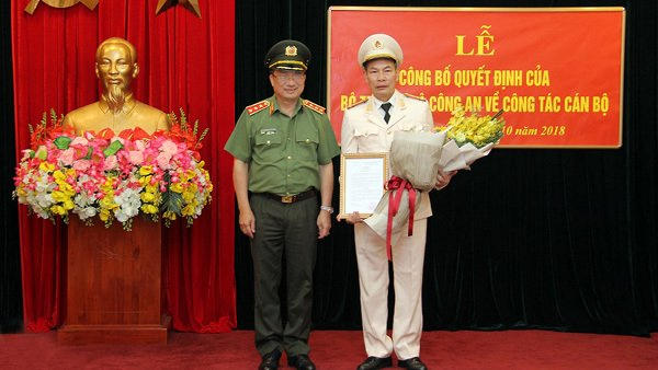 Thứ trưởng Nguyễn Văn Thành trao quyết định cho Đại tá Đỗ Văn Hoành.