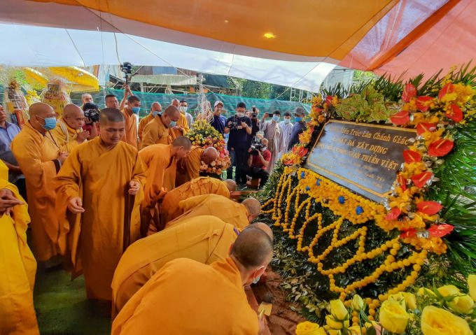 “Quần thể không gian Thiền sư Việt” và An vị tôn tượng Phật Hoàng Trần Nhân Tông tại khuôn viên Thiền viện.