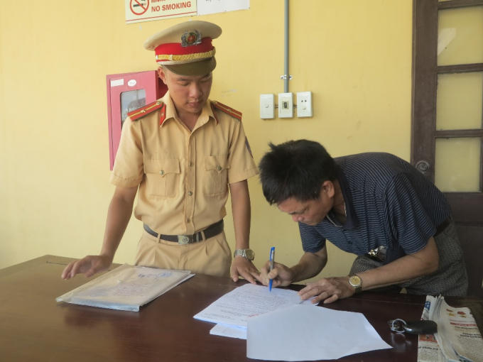 Ông Hoàng làm các thủ tục để nhận lại tài sản.