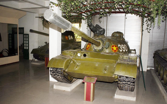 Còn chiếc 390 là xe tăng chiến đấu hạng trung do Trung Quốc sản xuất trên mẫu xe T54A của Liên Xô, được viện trợ cho Việt Nam năm 1969.