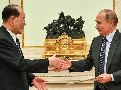 Tổng thống Nga Vladimir Putin bắt tay Chủ tịch Quốc hội Triều Tiên Kim Yong-nam tại Điện Kremlin, Moskva ngày 14/6. Ảnh: AFP.
